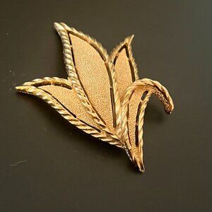 Vintage Crown Trifari Multi-Leaf Brooch Textured + Twisted Detail Gold Tone Pin
